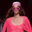 Crochê em look rosa da Bluemarine na semana de moda de Milão