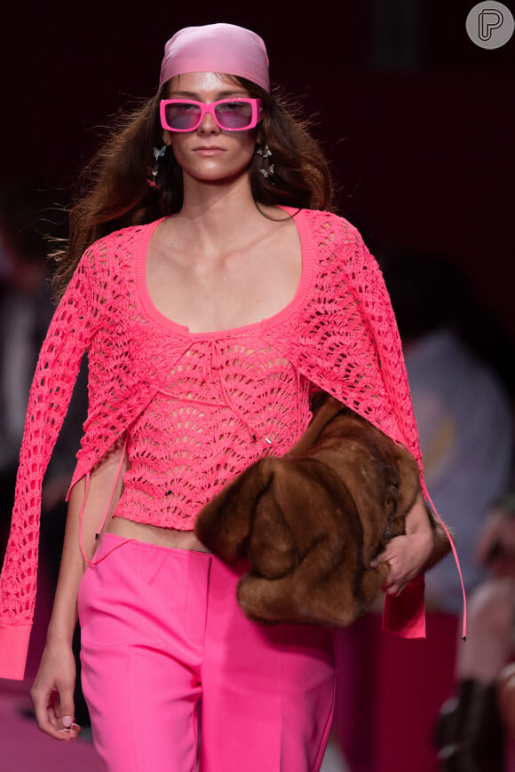 Crochê em look rosa da Bluemarine na semana de moda de Milão