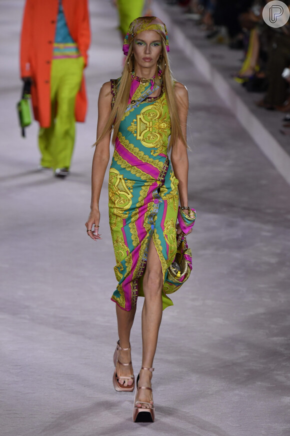 Vestido midi Versace com fenda lateral