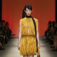  Franja tá na moda! Elemento se destaca no desfile da Salvatore  Ferragamo na  semana de moda de Milão 
  
  