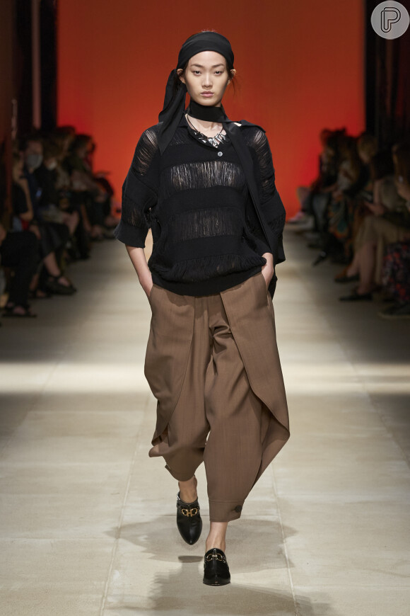 Blusa com franja e calça soltinha: trends da moda para Verão 2022

