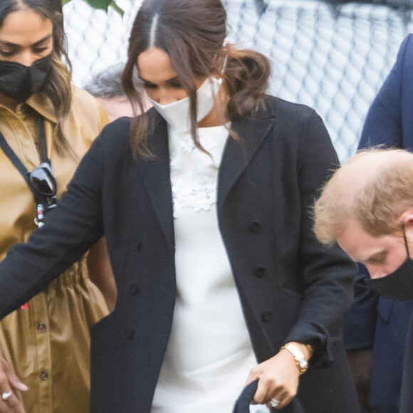 Meghan Markle reúne homenagens à Princesa Diana em look luxuoso para rara aparição em NY