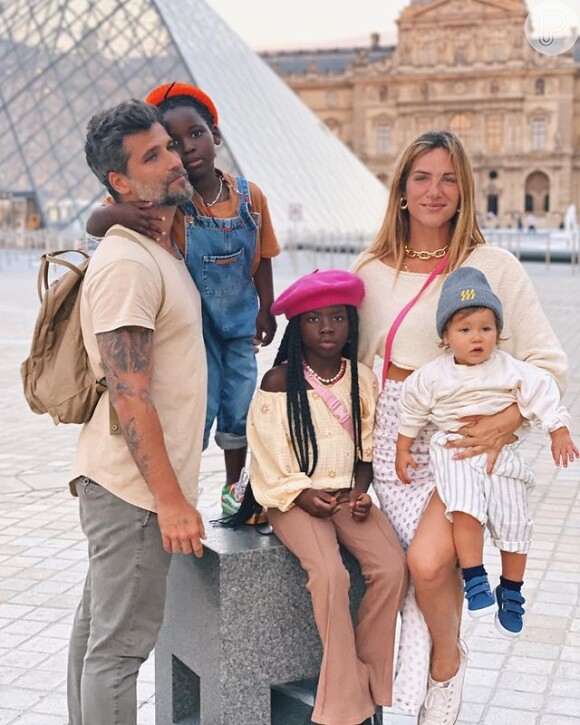 Bruno Gagliasso e Giovanna Ewbank levaram os filhos Titi, de 8 anos, Bless, de 6 e Zyan, de 1 para aproveitar pontos turísticos em Paris