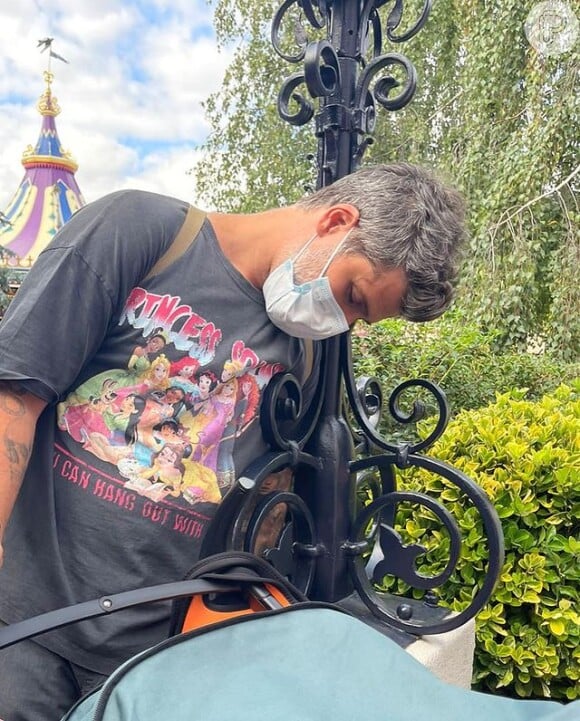 Bruno Gagliasso brincou com o fato de ter se cansado após passeio com os filhos na Euro Disney