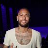 Neymar esteve entre os famosos que acompanharam a apresentação da Balmain