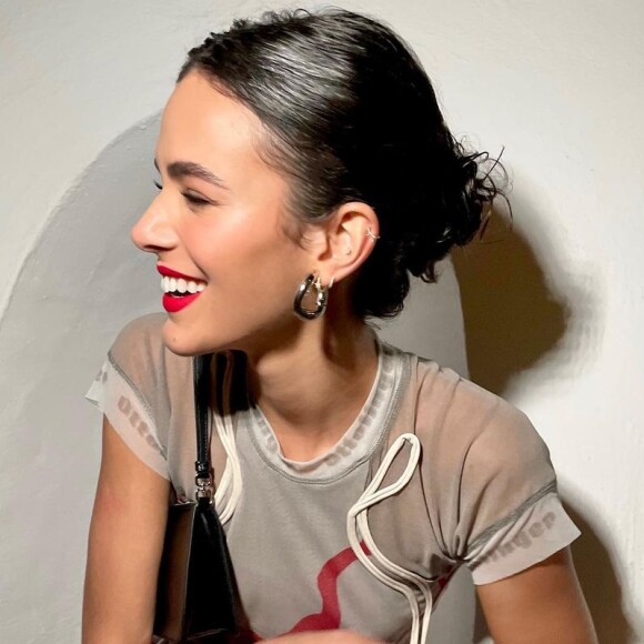 Bruna Marquezine está na França para acompanhar a Semana de Moda de Paris