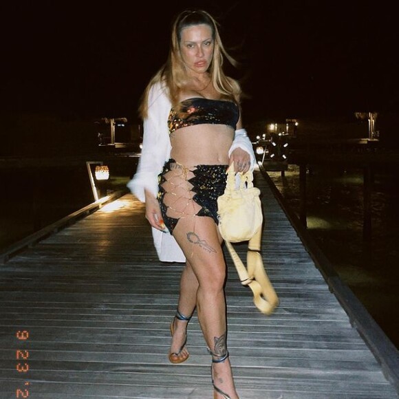 Isso também aconteceu quando ela saiu para jantar nas Maldivas, quando usou uma saia com recortes