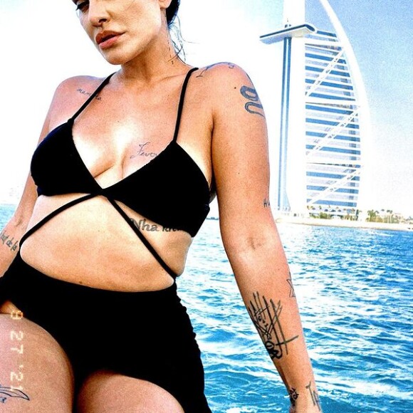 Cleo fez a foto em Dubai, onde está passando o restante da Lua de Mel com Leandro D'lucca, seu marido