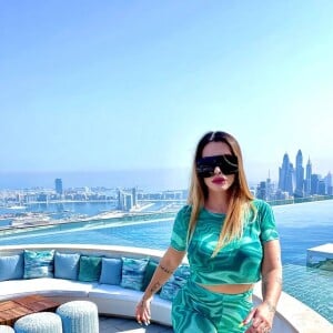 Mesmo quando não está com roupas de banho, Cleo prefere looks com transparência