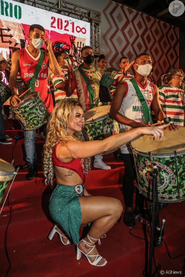 Paolla Oliveira rouba a cena em noite de samba