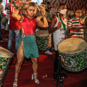 Paolla Oliveira roubou a cena no evento de aniversário e escolha de samba enredo da Grande Rio