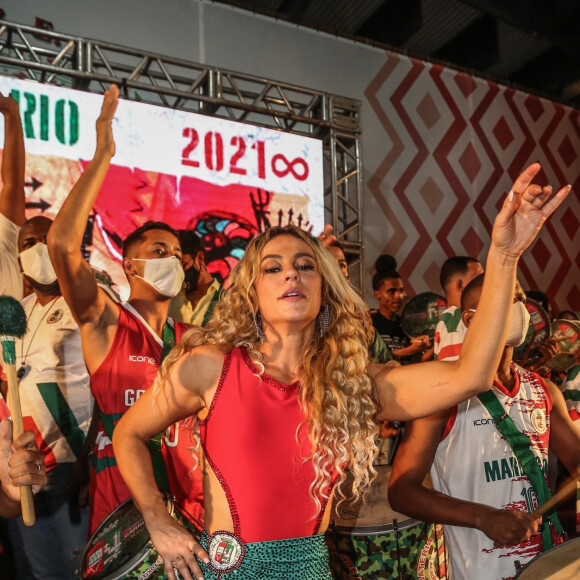 Paolla Oliveira escolheu sandália de salto alto da moda, em estilo square toes e com amarração até acima do tornozelo para evento da Grande Rio