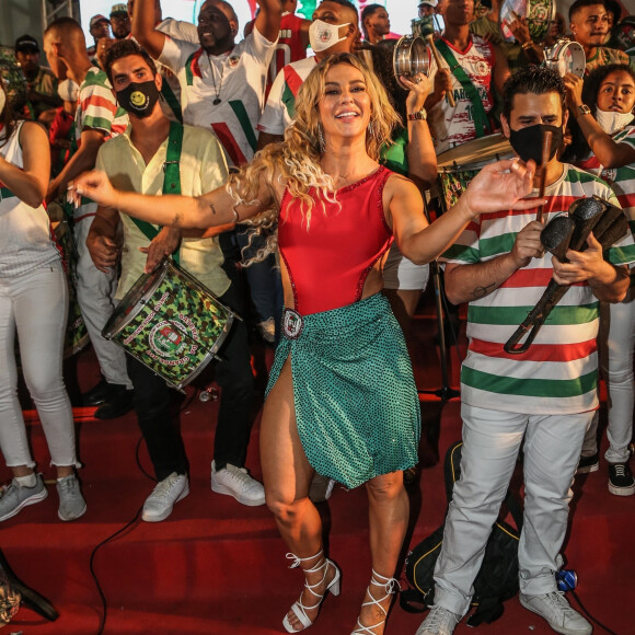 Paolla Oliveira esteve no evento de comemoração de 33 anos da escola de samba Grande Rio