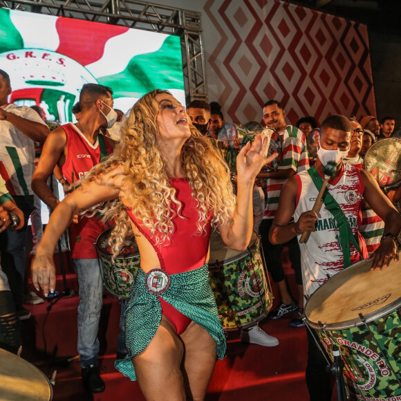 Paolla Oliveira se divertiu ao máximo em evento de escolha do samba enredo da escola de samba Grande Rio