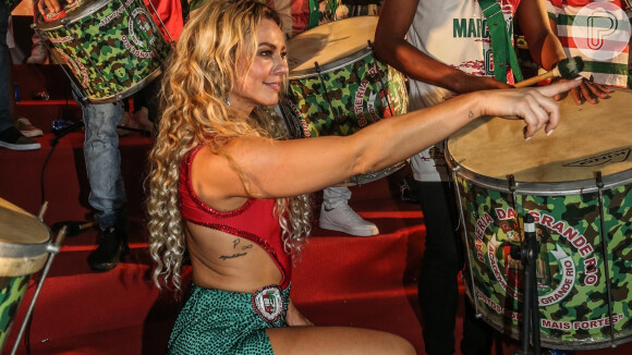 Paolla Oliveira rouba a cena ao dançar até o chão em evento da Grande Rio