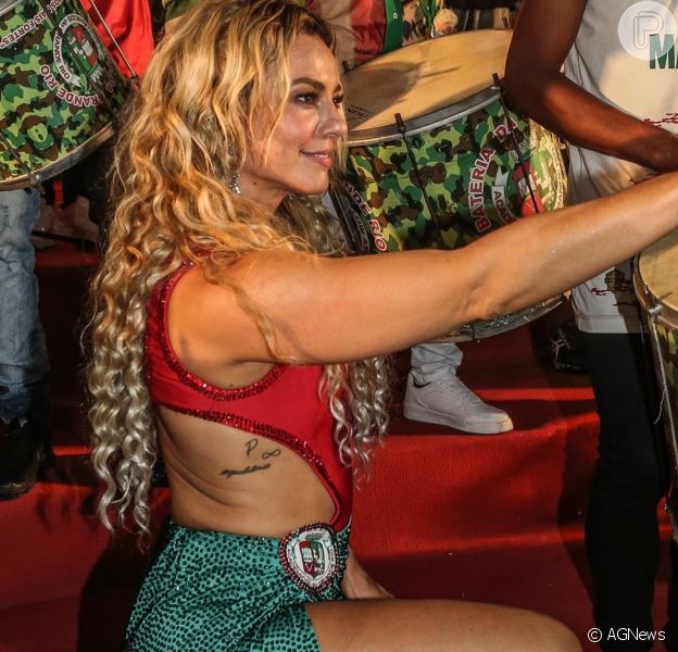 Paolla Oliveira rouba a cena ao dançar até o chão em evento da Grande Rio