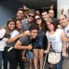 Wanessa posa para fotos ao lado de fãs em aeroporto do Rio de Janeiro