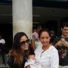 Wanessa tira foto ao lado de bebê após desembarque no Rio de Janeiro