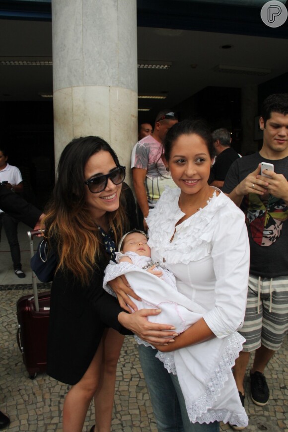 Wanessa tira foto ao lado de bebê após desembarque no Rio de Janeiro