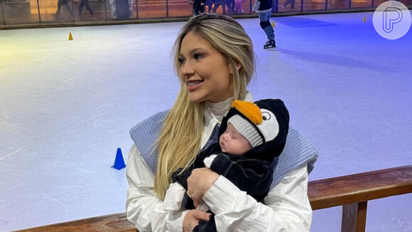 Em Gramado (RS), Virgínia colocou uma roupa de pinguim na filha