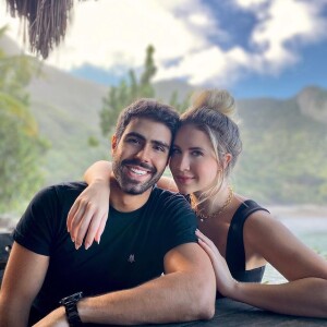 Juliano Laham, em meio a isso, é casado com a apresentadora Raphaela Palumbo