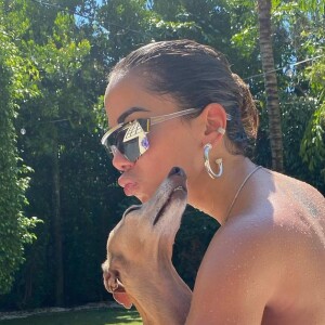 De topless, Anitta renovou o bronze só com biquíni fio-dental