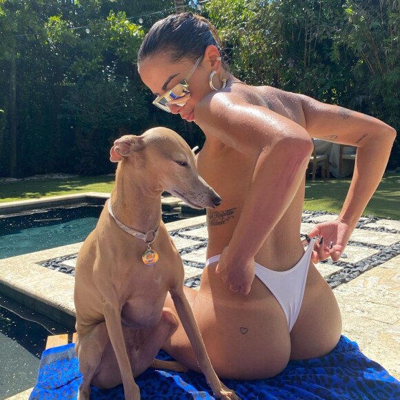 De topless, Anitta usou calcinha asa-delta e empinou o bumbum