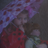 Dulce Maria (Lorena Queiroz), usando capa de chuva e segurando uma boneca, foge de casa por se decepcionada com o pai, que sempre lhe coloca de castigo, no capítulo que vai ao ar sábado, 16 de outubro de 2021, na novela 'Carinha de Anjo'