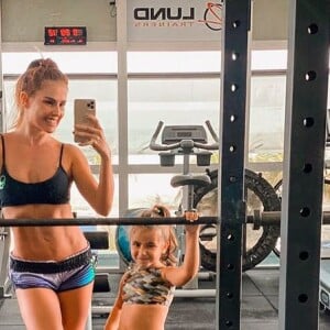 Deborah Secco ama aliar top e short em look fitness para treino em academia