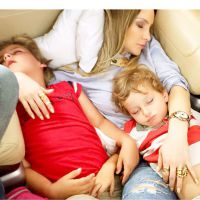 Claudia Leitte aparece em foto cochilando com os filhos dentro de avião