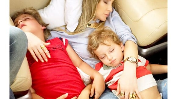 Claudia Leitte aparece em foto cochilando com os filhos dentro de avião