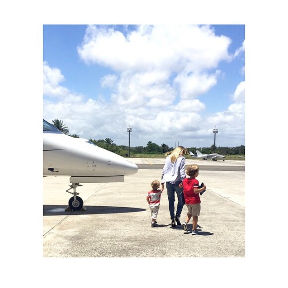 Mais cedo, Claudia Leitte embarcou, em seu avião particular, para a capital paulista com os filhos, onde grava o 'Show da Virada', da TV Globo