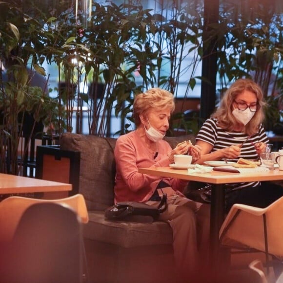 Glória Menezes tomá café em shopping do Rio