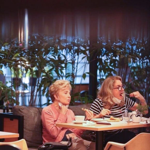 Glória Menezes tirou a máscara apenas para comer