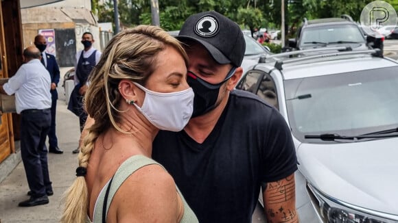 Paolla Oliveira ganha beijo do namorado, Diogo Nogueira
