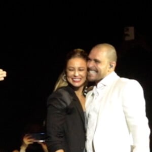 Paolla Oliveira e Diogo Nogueira assumiram namoro em show do cantor