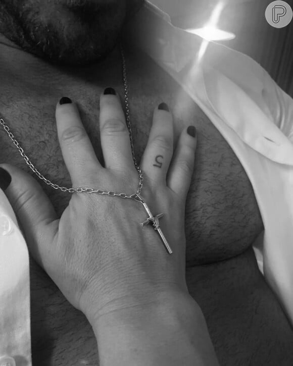 Paolla Oliveira posa com a mão no peito de Diogo Nogueira em clique sexy