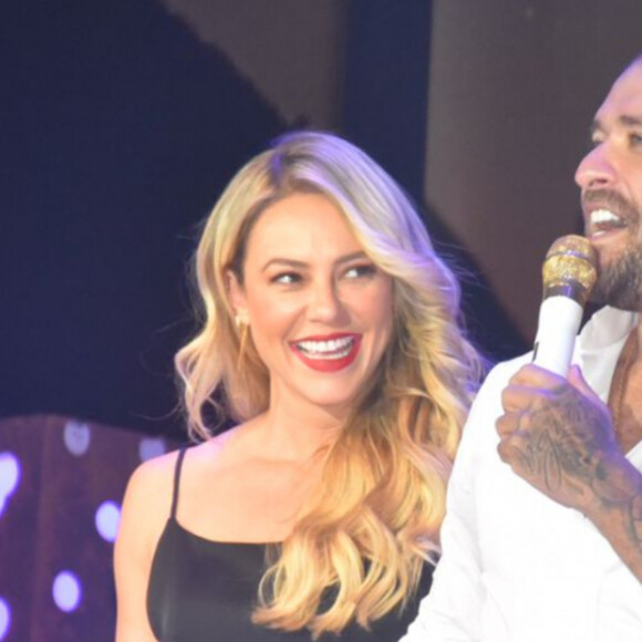 Paolla Oliveira e Diogo Nogueira trocam beijos em show