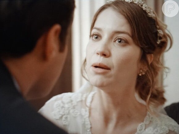 Laura (Nathalia Dill) diz a Marcos (Thiago Lacerda) que não pode se casar com ele porque ama Caíque (Sergio Guizé), em 'Alto Astral'