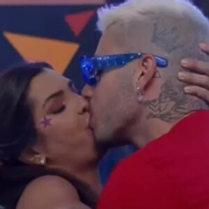 'A Fazenda 13': Marina Ferrari e Gui Araújo se beijam em festa do reality