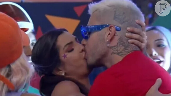 'A Fazenda 13': Marina Ferrari e Gui Araújo se beijam em festa do reality
