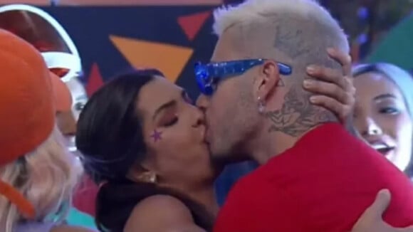 'A Fazenda 13': Gui Araújo e Marina Ferrari trocam beijos em festa e web avalia: 'Corajosa'