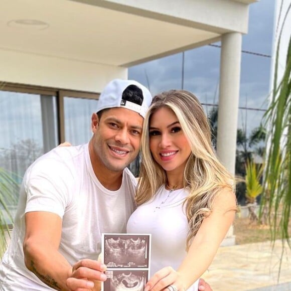 Hulk anunciou a gravidez da mulher, Camila Ângelo, recentemente