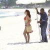 Paloma Bernardi grava cena de 'Salve Jorge' na praia do Recreio, no Rio, em que Rosângela tenta aliciar um rapaz para traficá-lo, em 12 de março de 2013
