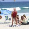 Paloma Bernardi grava cena de 'Salve Jorge' na praia do Recreio, no Rio, em que Rosângela tenta aliciar um rapaz para traficá-lo, em 12 de março de 2013