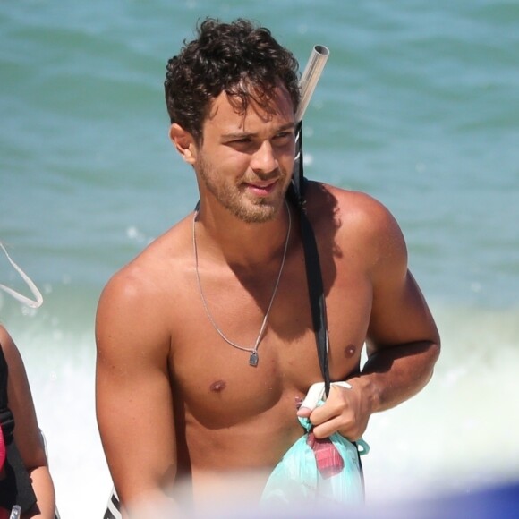 Larissa Manoela chegou a ser vista com o ator André Luiz Frambach na praia do Rio de Janeiro