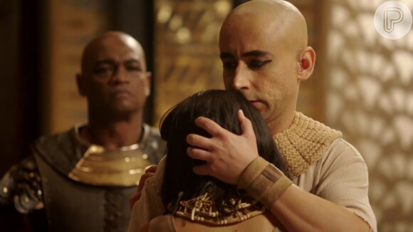Shareder (Paulo Verlings) consola Herit (Yana Sardenberg) após nova tragédia em família na novela 'Gênesis'