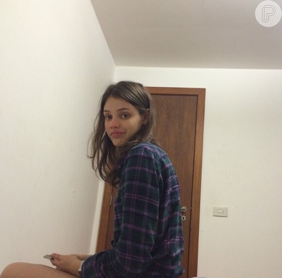 Chay Suede compartilha foto de Laura Neiva e se declara, em 27 de novembro de 2014: 'Soy linda'