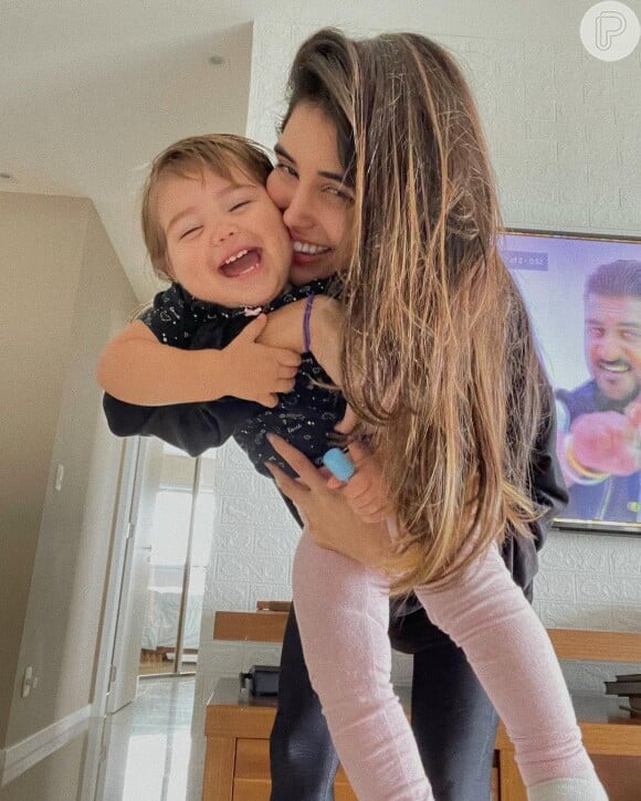 Letícia Almeida desdobrou gravações da novela 'Gênesis' com maternidade. Atriz é mãe de Maria Madalena (de 3 anos) e Maria Tereza (de 1)