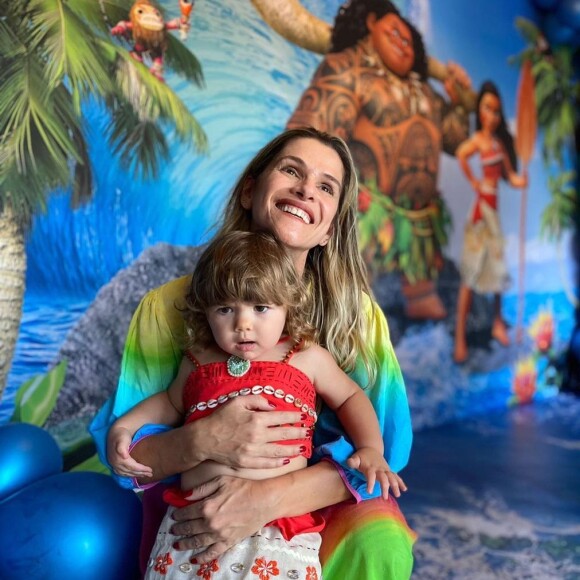 Ingrid Guimarães foi ao aniversário da filha de Tatá Werneck, Clara Maria